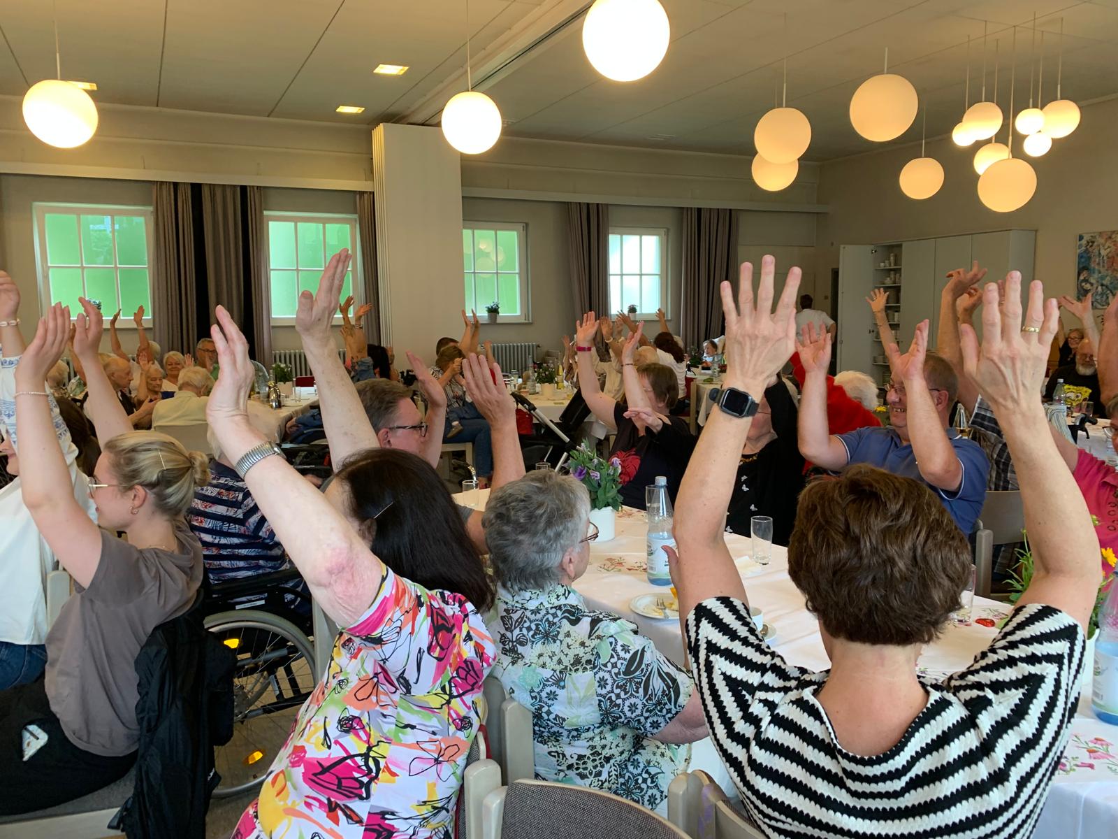 Sommerfest-Foto4 - alle machen mit - Hände hoch